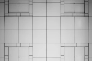 Płytki granitowe 40x40 w luksusowej aranżacji wnętrz i ogrodu, minimalistyczny wzór z jasnych kostek
