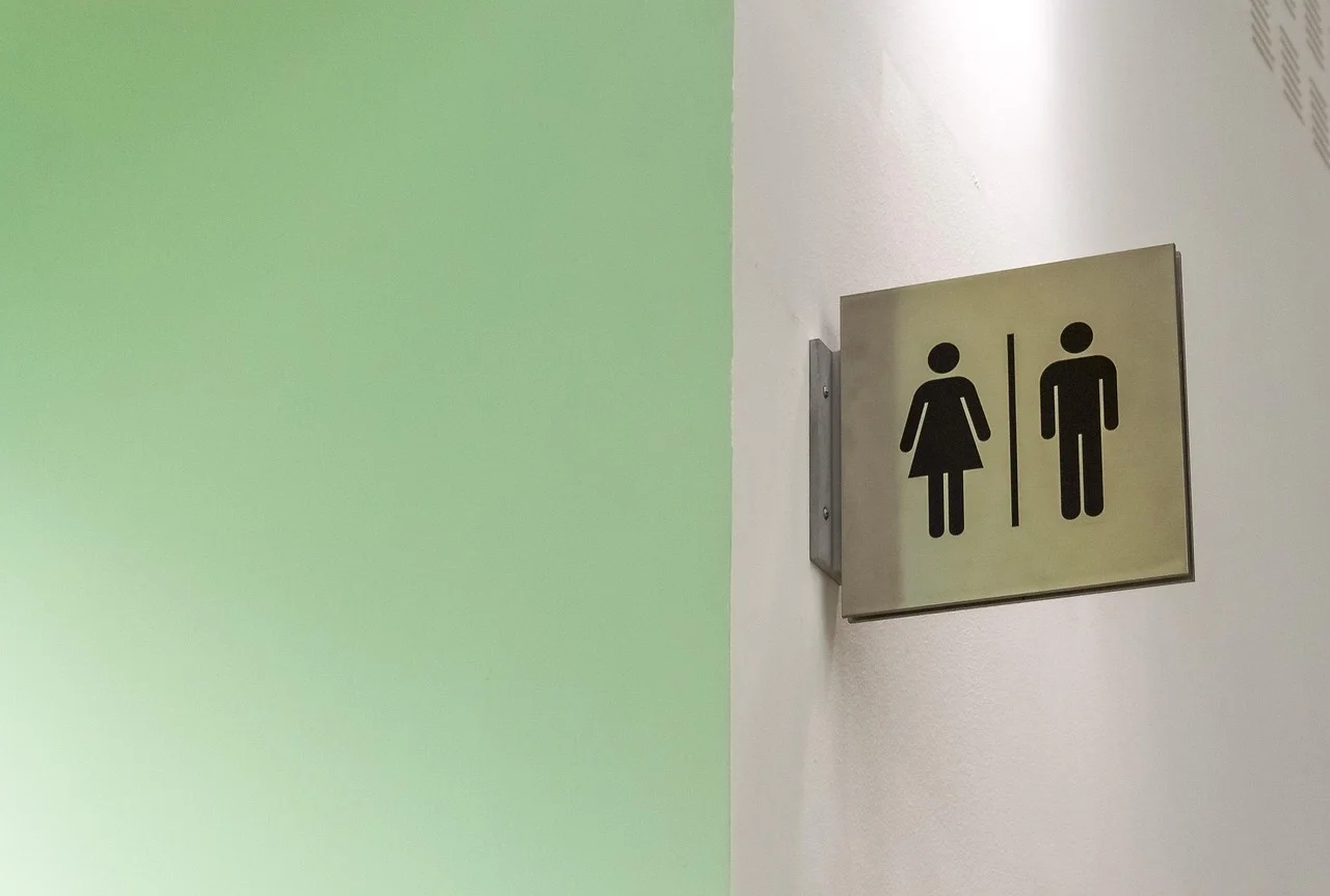 Ile kosztują ścianki HPL do kabin WC i szatni — poradnik dla stolarzy